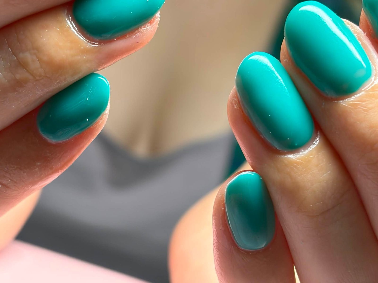 Glanzende turquoise nagels van dichtbij