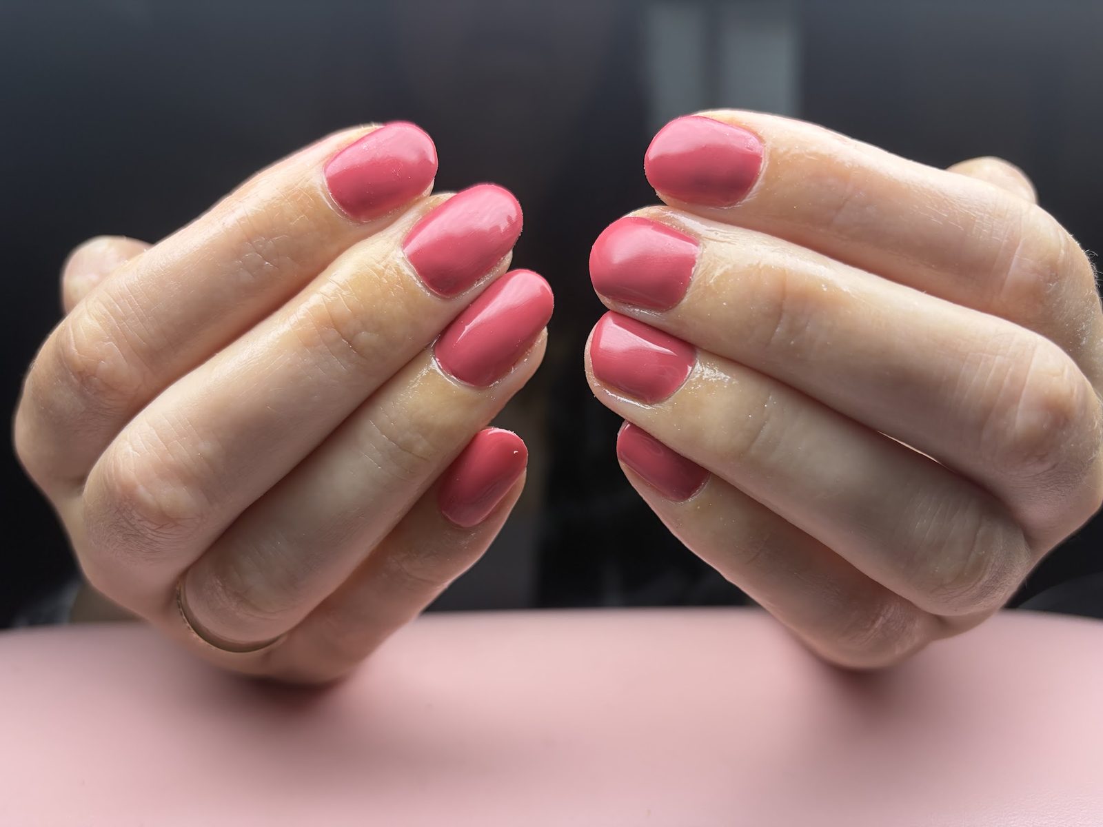 Korte nagels in kauwgomroze