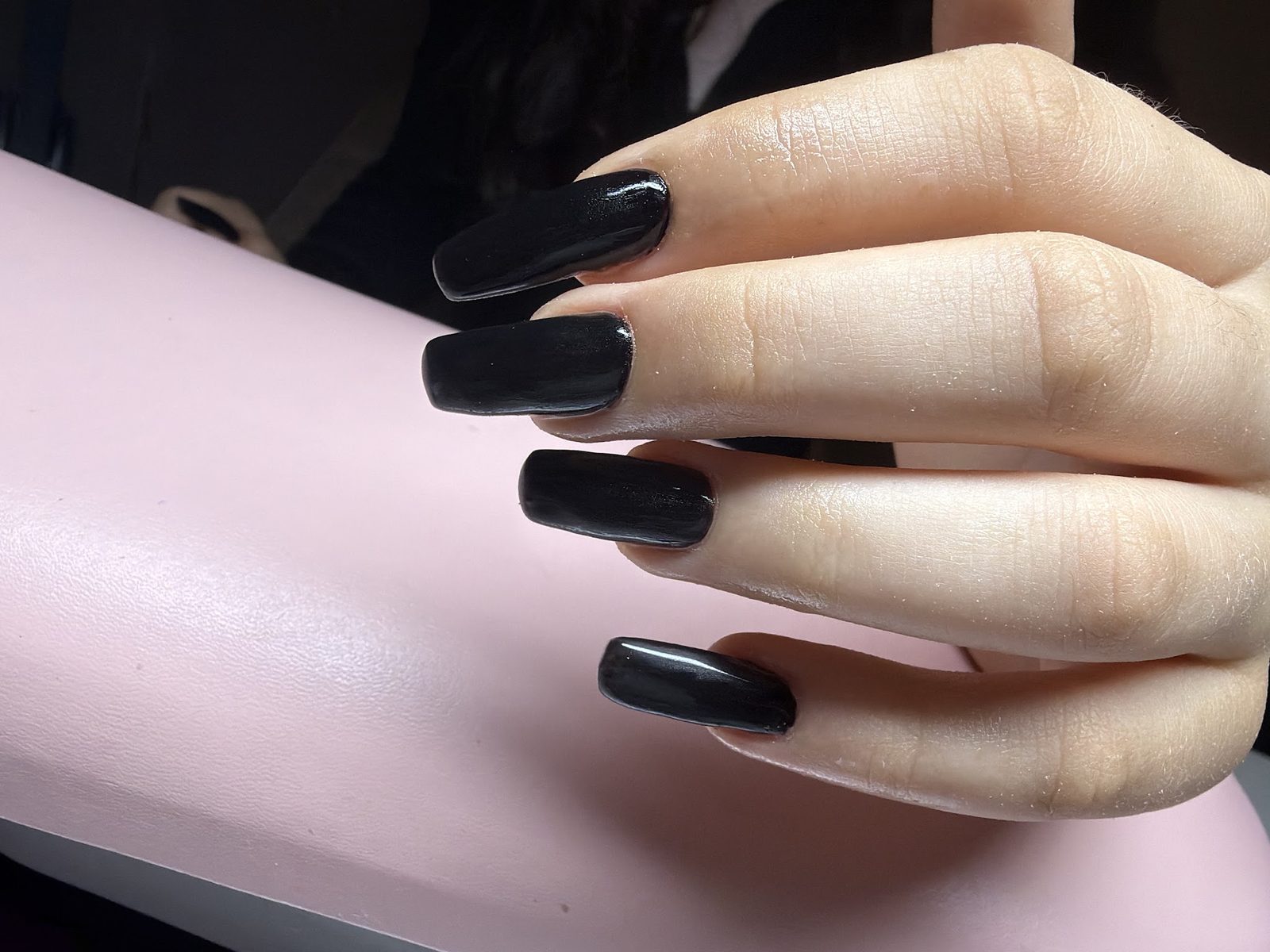 Lange, vierkante nagels in glanzend zwart