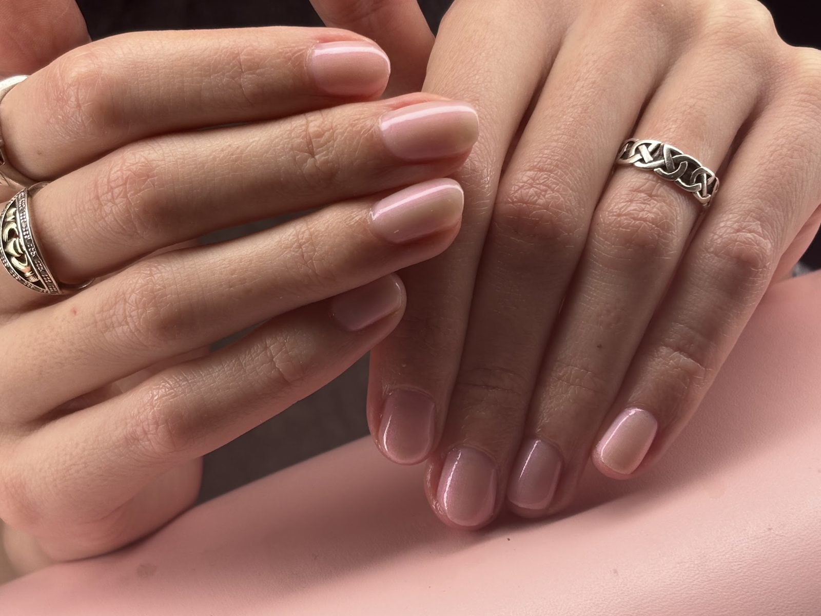 Korte naturel nagels met zilveren ringen