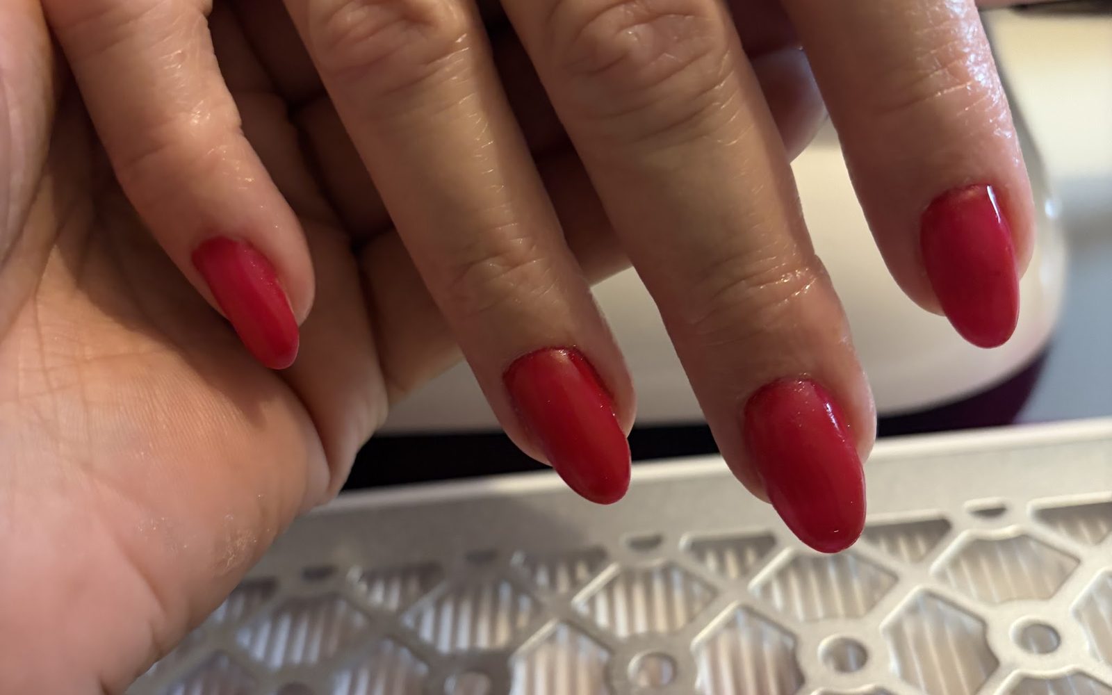 Rode amandelvormige nagels, gezet bij Nailsbytf