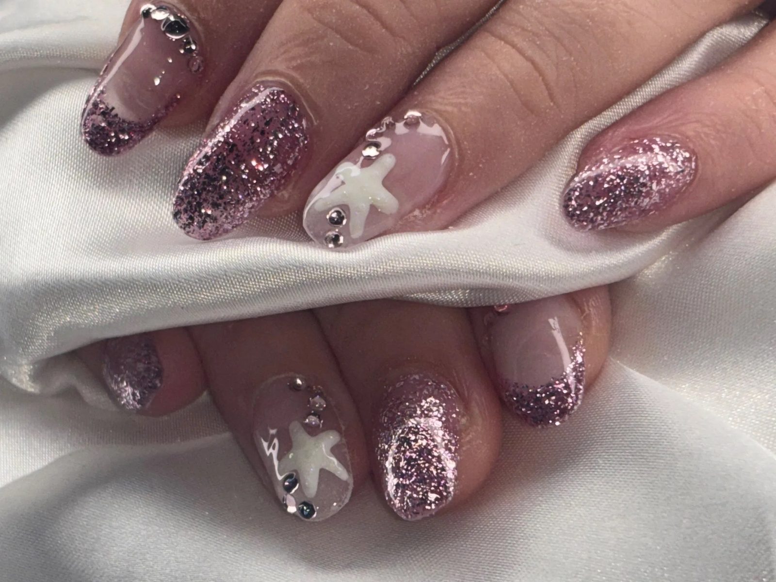 Roze glitternagels met witte sterretjes