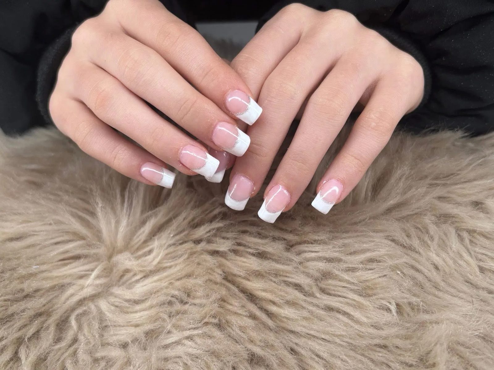 Witte French tips op een beige vachtje