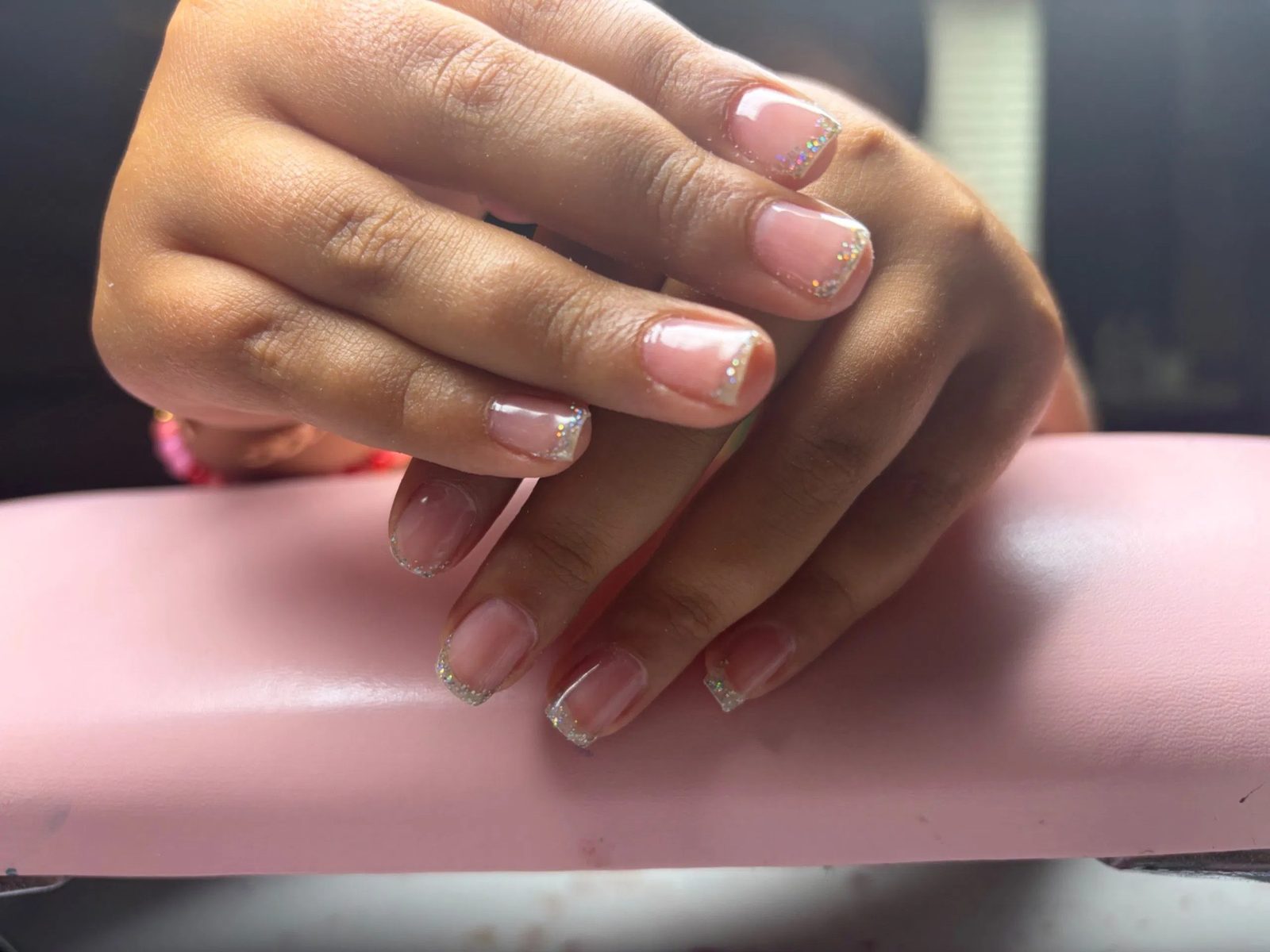 Zachte French nagels in roze op de handsteun